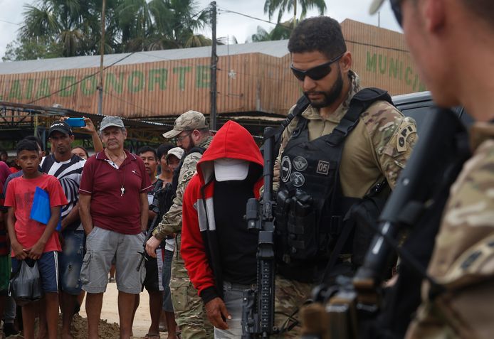 Een verdachte wordt door de politie begeleid naar het gebied waar de twee mannen verdwenen. Volgens Braziliaanse media zal de verdachte aanwijzen waar de lichamen van Phillips en Pereira gevonden kunnen worden.