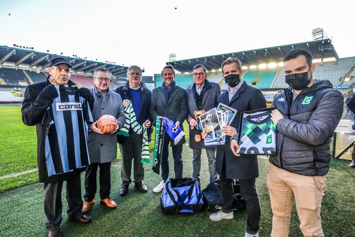 Raoul Lambert (links) met één van de retrotruitjes van Club. Ook de speciale bal, de krantenartikels en de sjaals vormen leuke herinneringen.