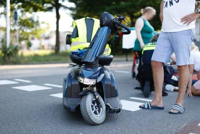 Oudere man op scootmobiel raakt gewond bij botsing met auto in Ede