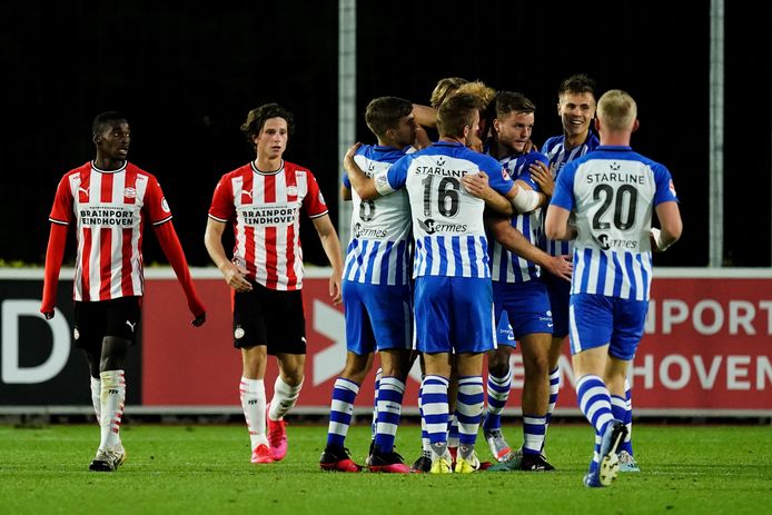 FC Eindhoven viert de tweede goal.