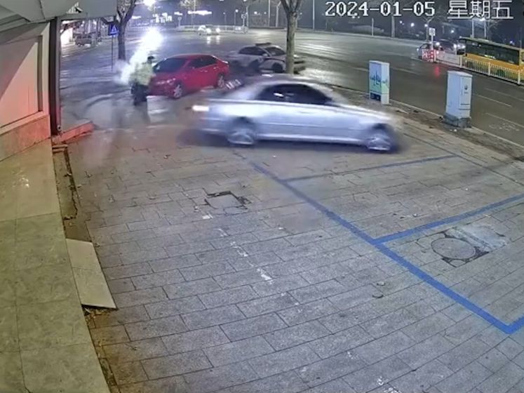 Man parkeert auto bij achtervolging om politie te 'foppen'