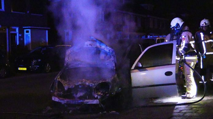 Van de auto is na de brand weinig over.