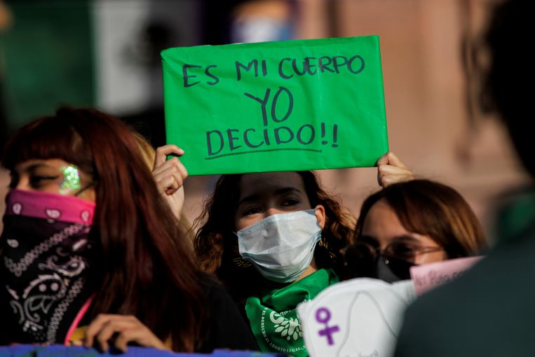 Een vrouw houdt voor het Mexicaanse hooggerechtshof een bord omhoog met de tekst ‘het is mijn lichaam, ik beslis’.  Beeld Reuters
