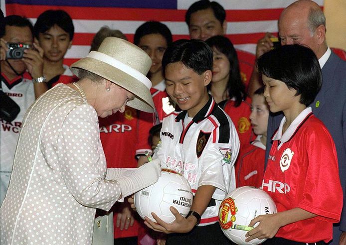 De Queen signeerde tegen alle verwachtingen in een voetbal.