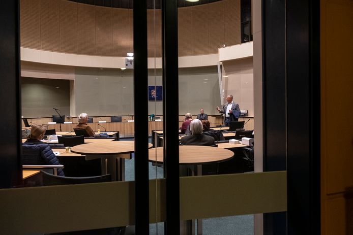 Burgemeester Tom Horn heeft de deur van het presidium gesloten. VVD-fractievoorzitter Ruud Jager staat klaar om uit protest de vergaderzaal te verlaten.