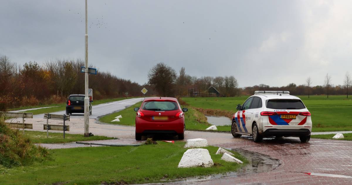 Auto glijdt weg in bocht en ramt verkeerspaal omver op Mieddyk in Menaam