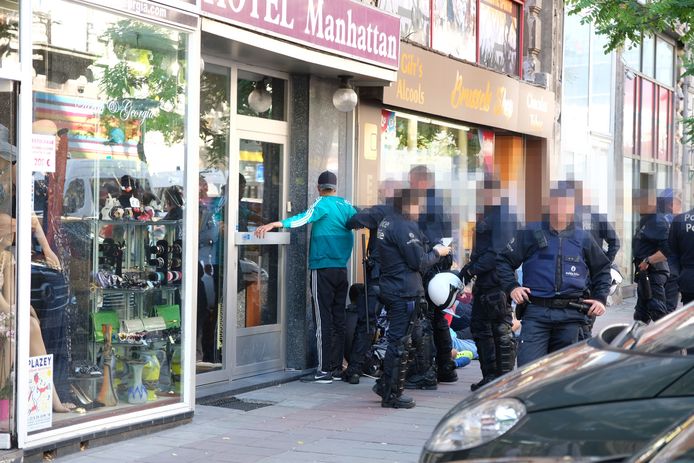 Na de voetbalmatch Portugal - Marokko heeft de politie in Brussel drie personen gearresteerd.