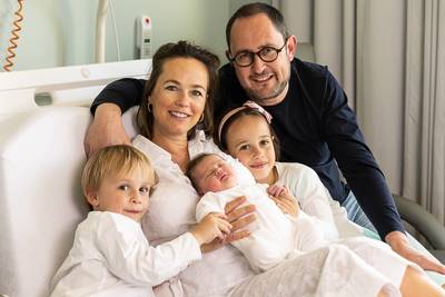 “Met nummer drie is ons gezinsgeluk écht compleet”: minister Van Quickenborne en zijn Anouk over de geboorte van dochter Lou