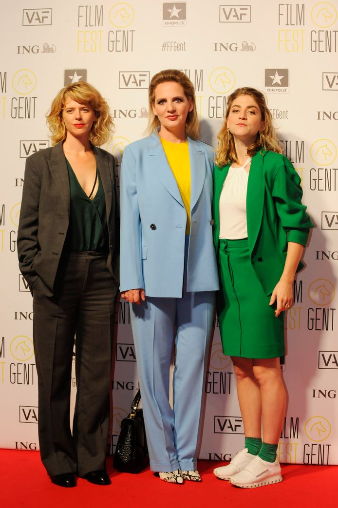 Maaike Neuville, Maaike Cafmeyer en Charlotte De Bruyne op de rode loper tijdens de première van ‘De Twaalf’ op het filmfestival van Gent.