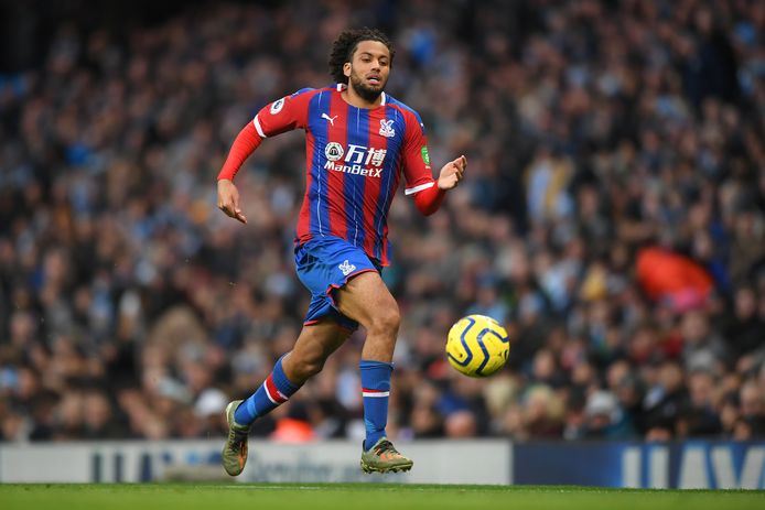 Jaïro Riedewald namens Crystal Palace in actie tegen Manchester City.