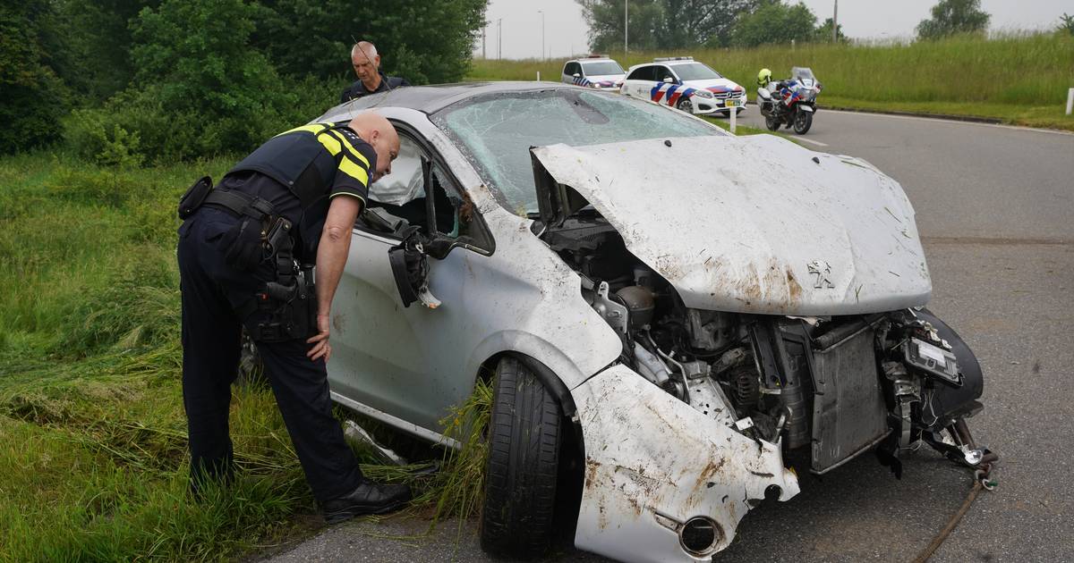 Automobilist vliegt bij ongeluk op N348 bij Zutphen meerdere keren over de kop.