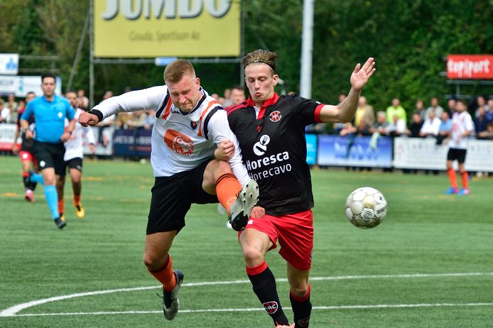Stefan den Horder (links, Jodan Boys) en ARC'er Pepijn Kooij duelleren tijdens de Groene Hart-derby.