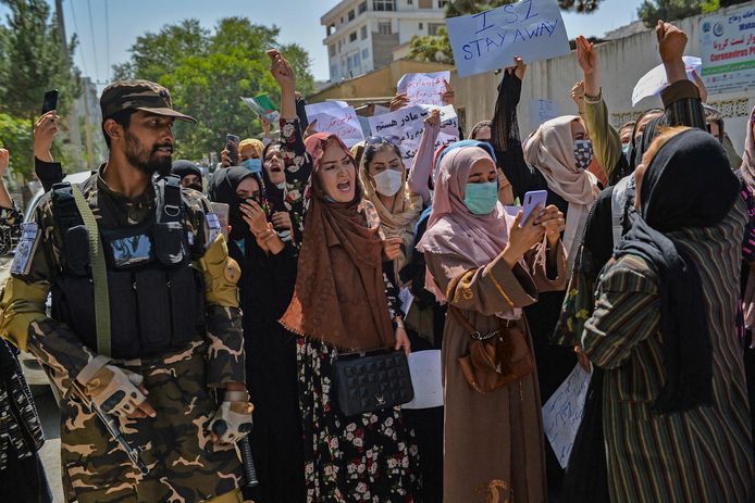 Un combattant taliban monte la garde alors que des femmes afghanes crient des slogans lors d'une manifestation anti-Pakistan, près de l'ambassade du Pakistan à Kaboul, le 7 septembre 2021.