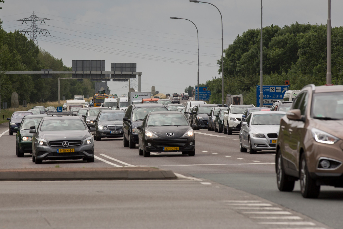 Wachtende auto's voor kruising Deltaweg richting Zierikzee.