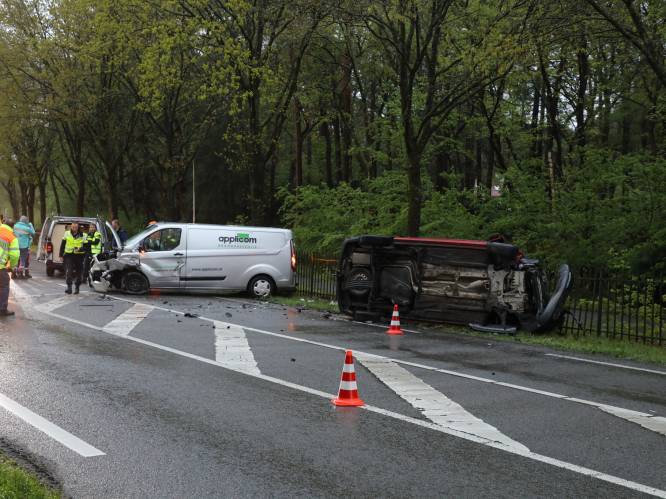 Twee auto’s ondersteboven na zwaar ongeval op Doornseweg in Leusden