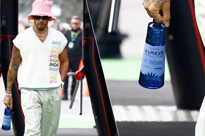 Lewis Hamilton tijdens de Grote Prijs van Mexico met een flesje Almave Blanco, zijn eigen alcoholvrij alternatief voor tequila.