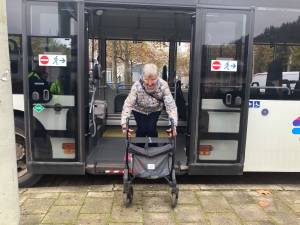 Ouderen met rollator durven bus niet in en uit dus organiseren Thomas en Stijn een training: ‘Heel blij mee’