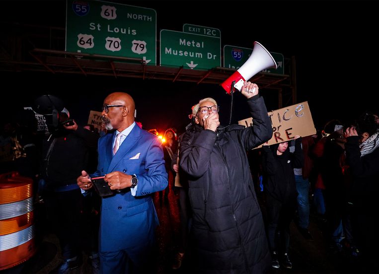 In verschillende Amerikaanse steden wordt gedemonstreerd naar aanleiding van beelden van de arrestatie. Beeld AP