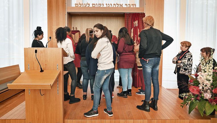 ROC-leerlingen brengen een bezoek aan de synagoge van de Liberaal Joodse Gemeente Amsterdam Beeld Guus Dubbelman