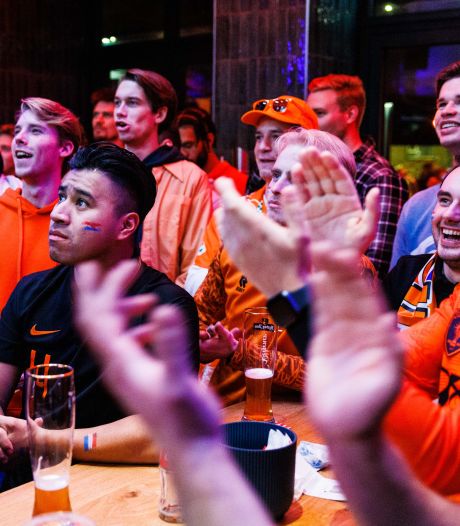 Tilburgse Oranjefans juichen voor Gakpo en Klaassen: ‘Gewoon lekker voetbal kijken’  