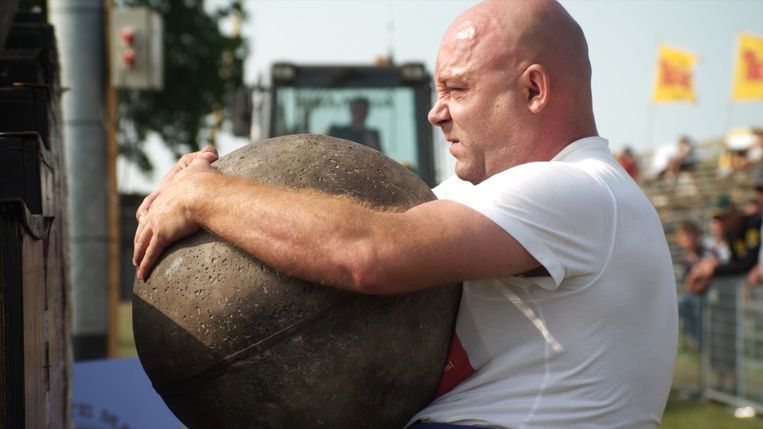 Loek Peters in De sterkste man van Nederland van Mark de Cloe. Beeld 