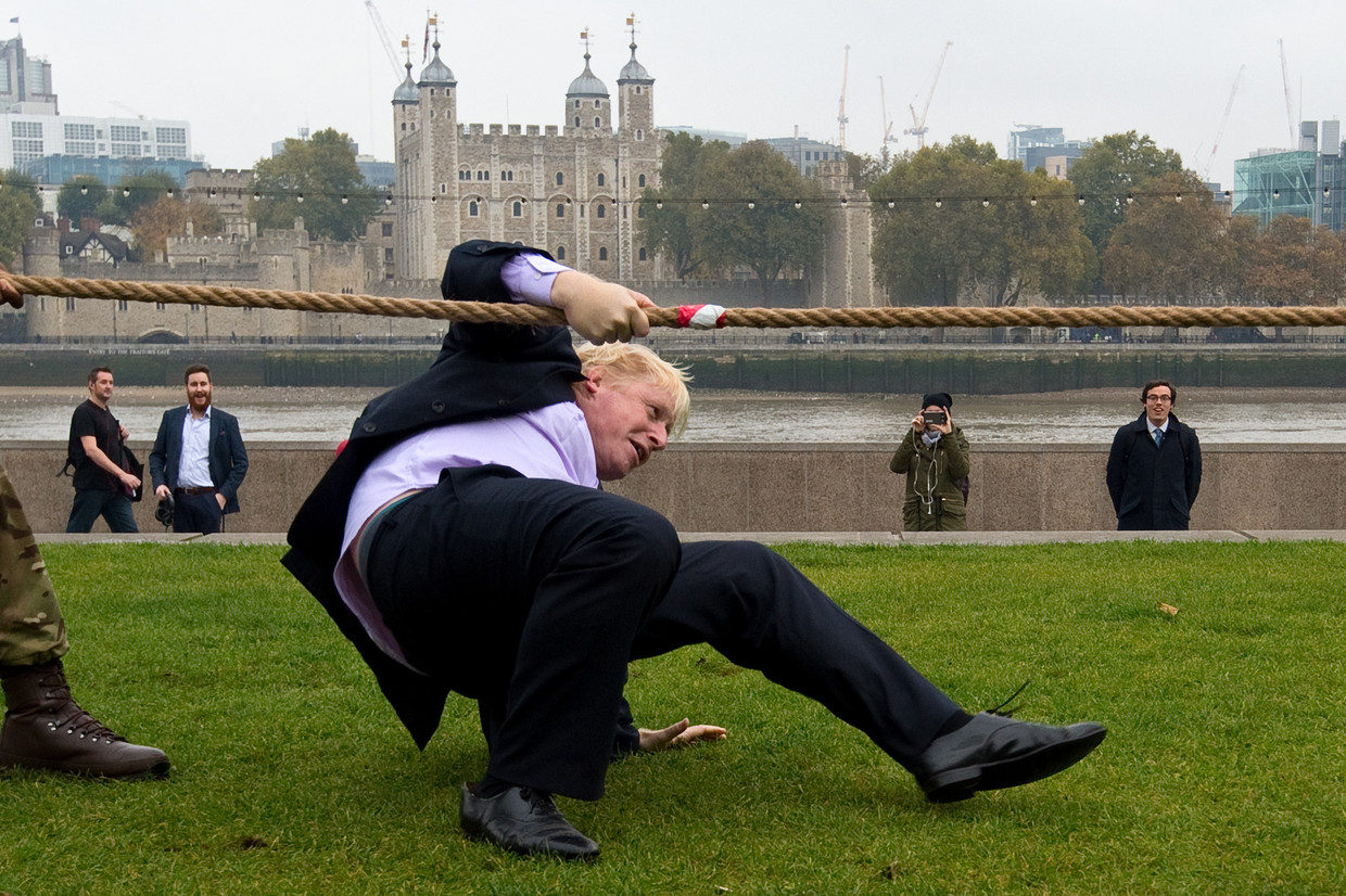 Boris Johnson tijdens een ouderwets spelletje touwtrekken. De voormalige premier struikelde, net als David Cameron en Theresa May vóór hem, en Liz Truss na hem. Het VK is met Rishi Sunak aan zijn vijfde premier in zes jaar toe. Beeld Getty Images