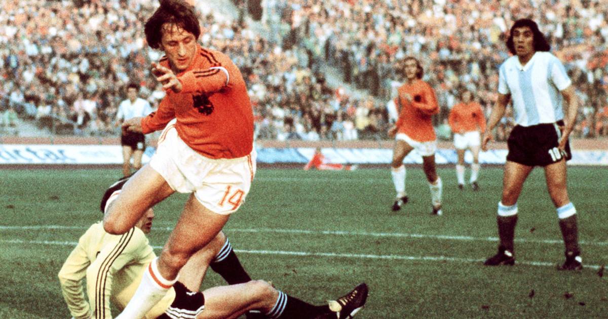 Retoucheren Druppelen vriendelijk Oranjeshirt 1974 zorgt opnieuw voor rel | Nederlands voetbal | AD.nl