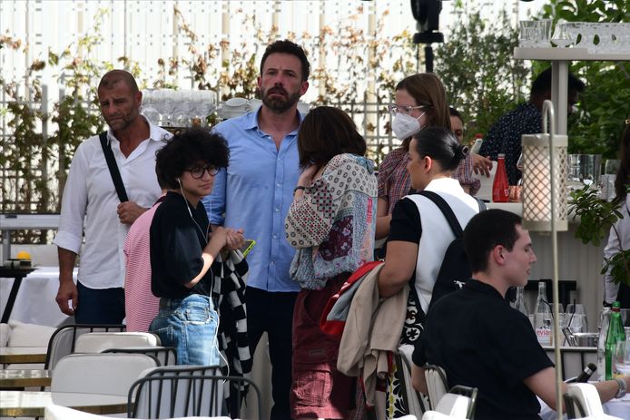 Ben Affleck en Jennifer Lopez zijn met hun kinderen op huwelijksreis in Parijs.
