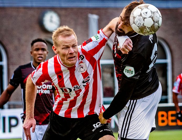Sparta-Feyenoord van afgelopen seizoen: Tom Beugelsdijk gooit de beuk erin tegen Lucas Pratto.