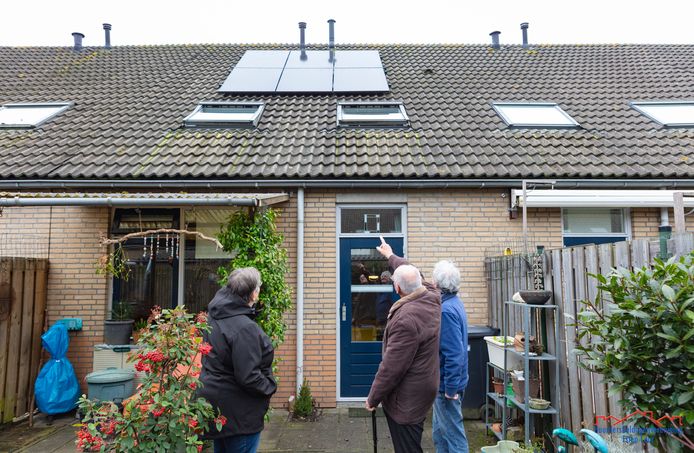 Eerder werd bij 5 huizen al een proef gedraaid voor zonnepanelenproject HBV voor Zon. HBV-secretaris Betty Exalto (l) en voorzitter Henk Smits (m) bekijken op de foto een van de woningen in die proef.