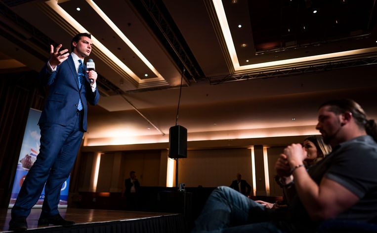 Thierry Baudet spreekt zijn aanhang toe. Beeld Freek van den Bergh
