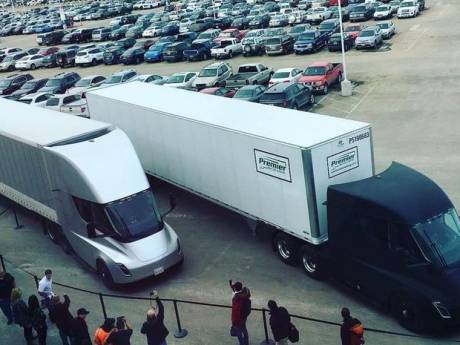 Tesla's elektrische vrachtwagen maakt eerste commerciële rit