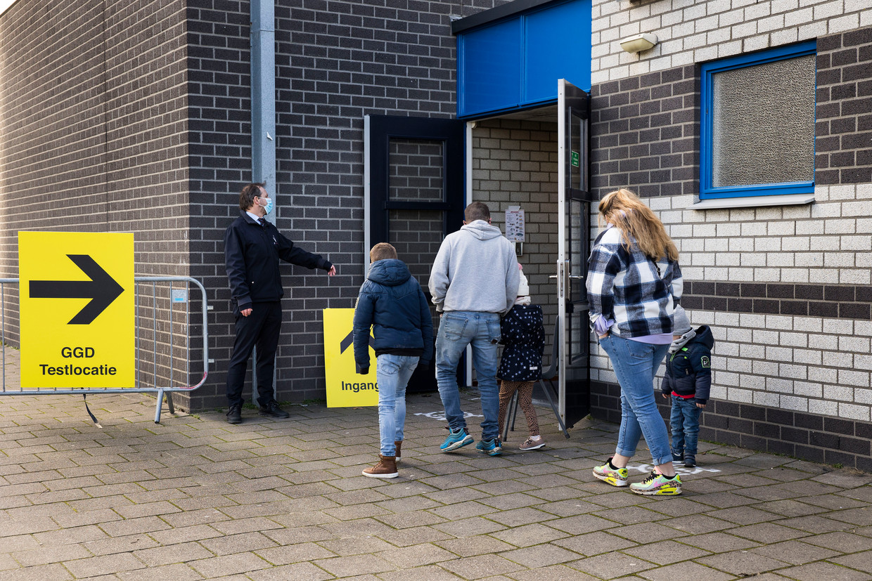 Er is een levendige handel in de adressen, telefoonnummers en burgerservicenummers van Nederlanders, blijkt uit onderzoek van RTL Nieuws. Deze zijn afkomstig uit de it-systemen die door de GGD worden gebruikt. Beeld Arie Kievit