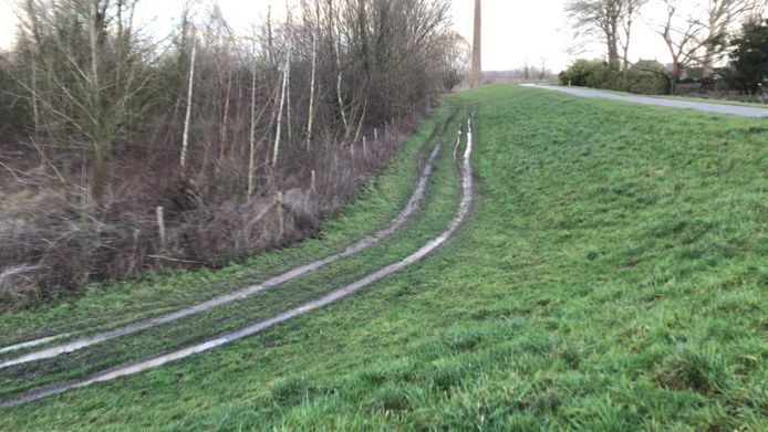 Onder andere de Waaldijk in Rossum vertoont sporen van illegale crossers.