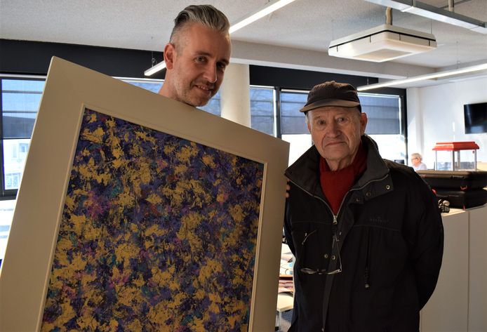 Lezer Jan Stap en redactiechef Janko van Sloten met het schilderij.