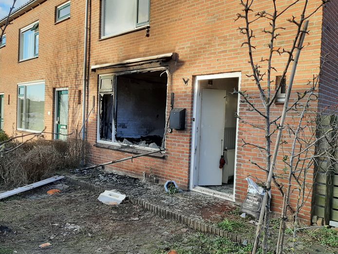 De beneden- en bovenverdieping van de hoekwoning brandden uit.