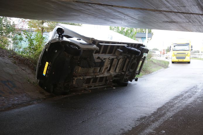 De vrachtbus belandde door de klap op zijn kant.