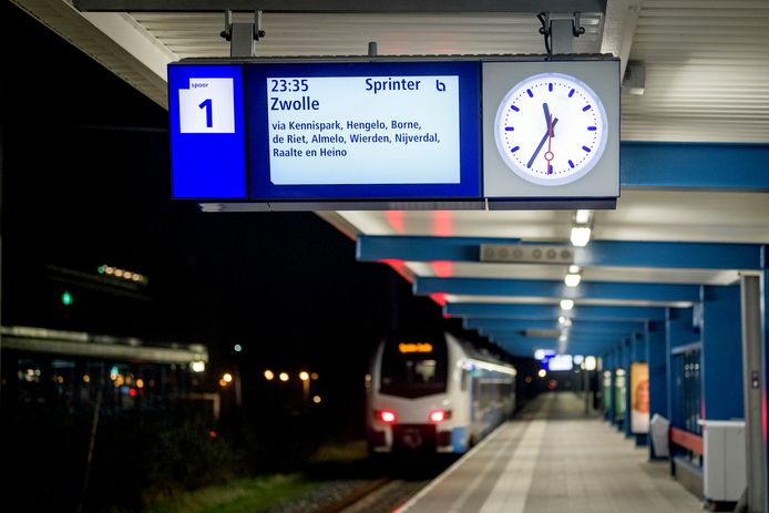 De treinreis tussen Enschede en Zwolle kan 20 minuten sneller, naar Amsterdam kan de reis in totaal 30 minuten korter.