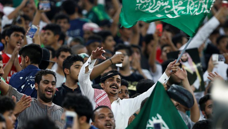 Saoedische mannen in een voetbalstadion. Beeld reuters