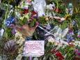 Mensen laten bloemen, kaarsjes en steunbetuigingen aan Peter R. de Vries achter in de Lange Leidsedwarsstraat in het centrum van Amsterdam.