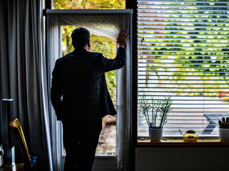 Vader wiens kind (10) in de boeien werd geslagen dient klacht in: ‘Geen bevoegdheid om school te betreden’ 