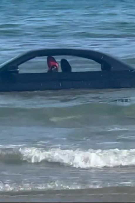 Une BMW découverte garée dans la mer