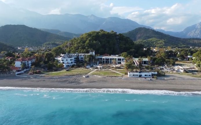 Dit luxueuze resort is zeven jaar na de sluiting een echte ruïne geworden.