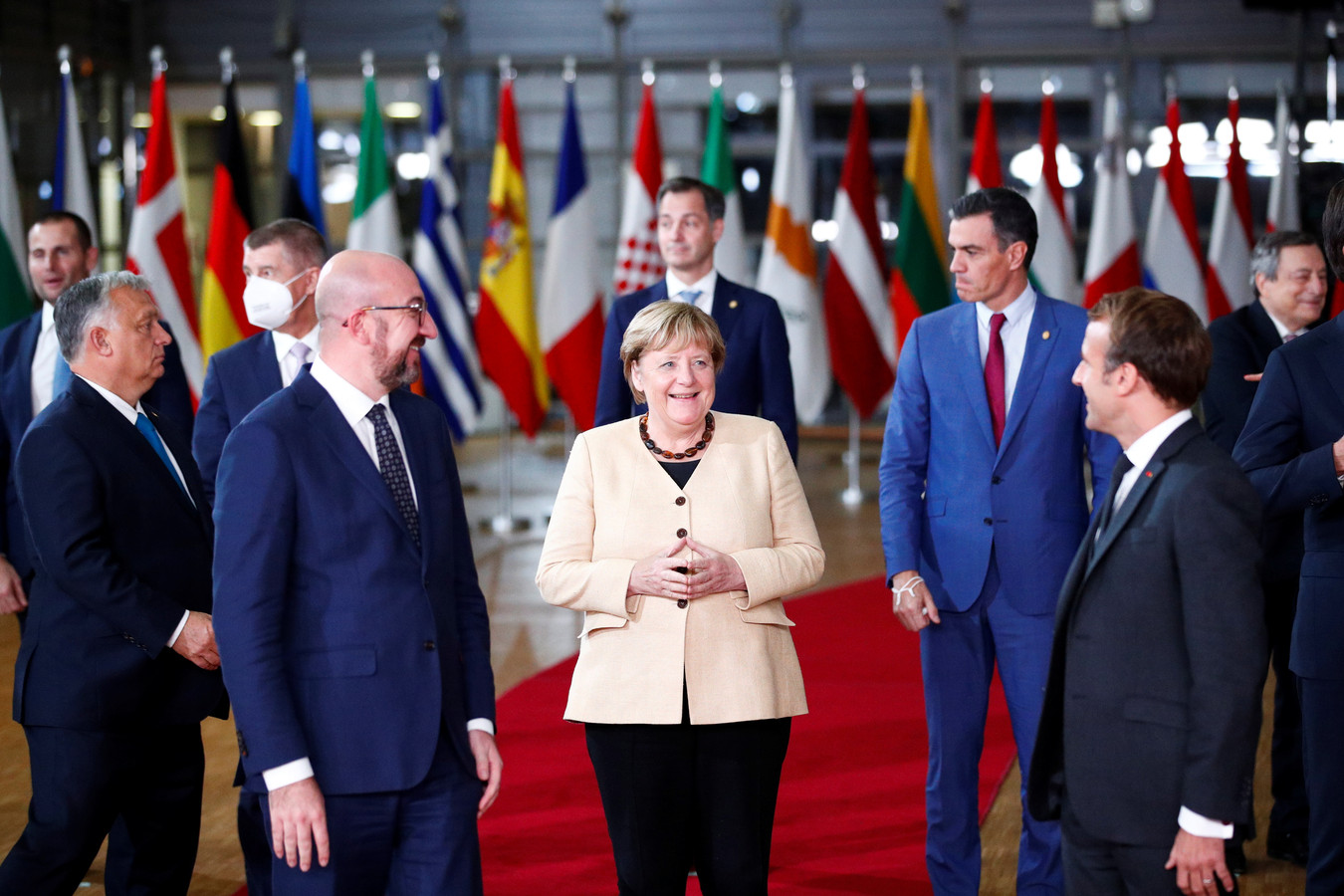 Afscheidnemend Duits bondkanselier Angela Merkel staat tussen de Europese leiders op haar laatste Europese top in Brussel.