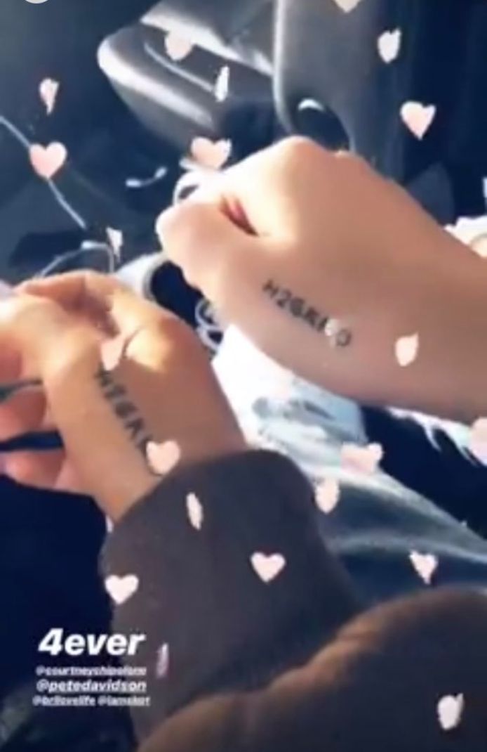 Ariana Grande en Pete Davidson namen matching tattoos.