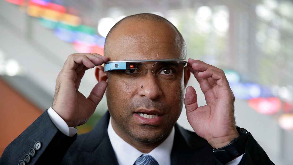 Premier Laurent Lamothe van Haiti probeert de Google Glass uit. Beeld AP