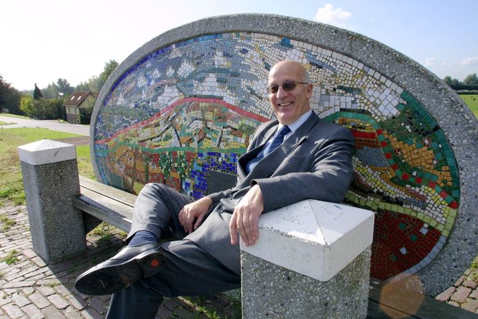 Bastiaan Snoek, toen nog als dijkgraaf, op een speciaal bankje bij Rijswijk.