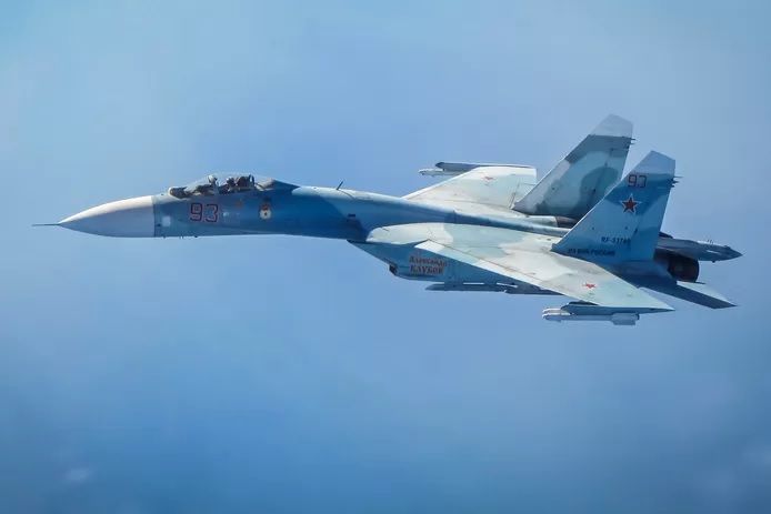 Een Russisch jachtvliegtuig van het type SU-27 zou de NAVO-vliegtuigen onderschept hebben.