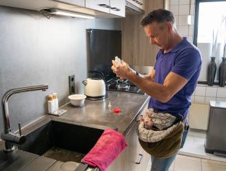 Eric verzorgt een babykangoeroe waarvan moeder stierf: ‘Voor mij is het heel normaal’
