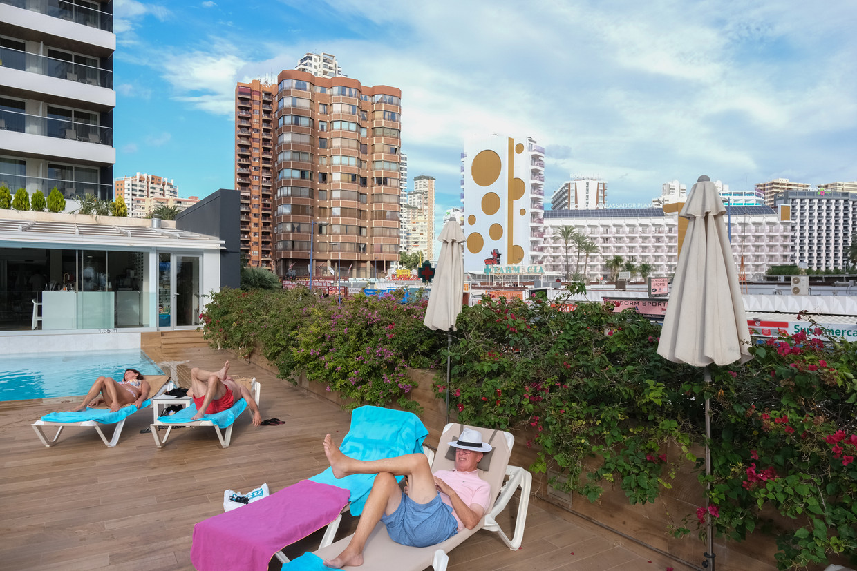 Aan het zwembad van het Don Pancho Hotel in Benidorm in het zuidoosten van Spanje verblijven alleen volwassen van boven de 18.